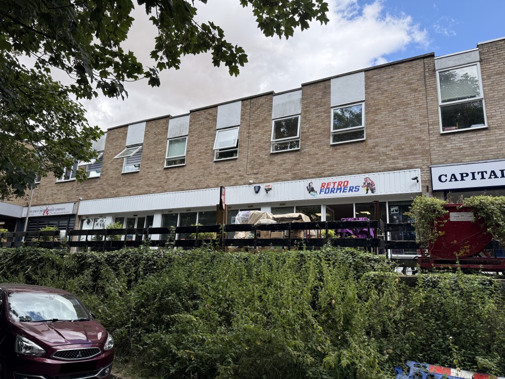 Lot: 47 - MIXED RESIDENTIAL AND COMMERCIAL TOWN CENTRE INVESTMENT - Front of the building at The Centre Halstead